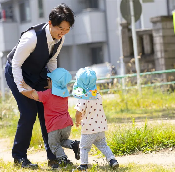 地域の子どもたちと遊ぶ鷲見隆仁